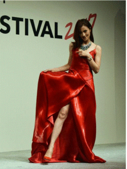 黒木メイサ、真っ赤なドレスで美脚を披露1-1.GIF